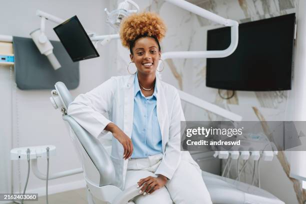 ritratto di una dentista presso la clinica odontoiatrica - dentista foto e immagini stock