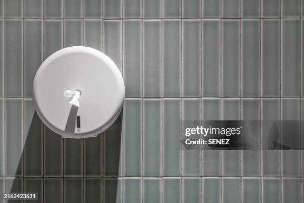 paper towel dispenser on wall - papier essuie tout photos et images de collection