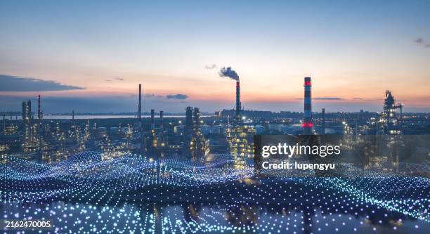 smart industry in oil refinery - mens en machine stockfoto's en -beelden
