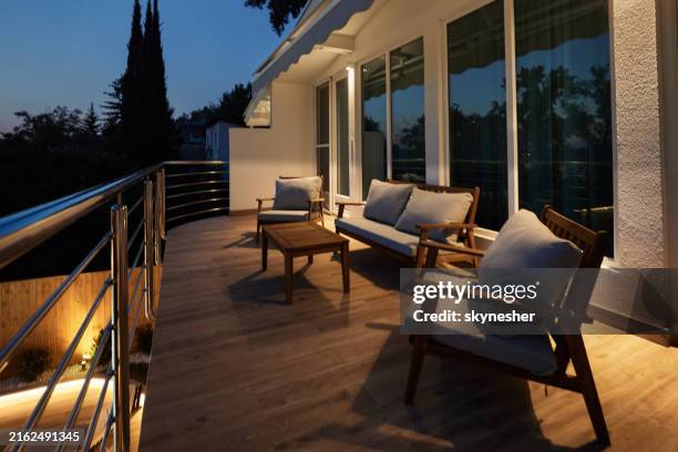 balcón con mobiliario moderno de una casa de noche. - terraza fotografías e imágenes de stock