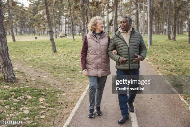 seniors enjoying life - seniors active lifestyle winter stock pictures, royalty-free photos & images