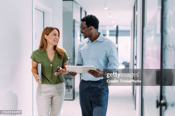 gens d'affaires dans le bureau. - expertise photos et images de collection