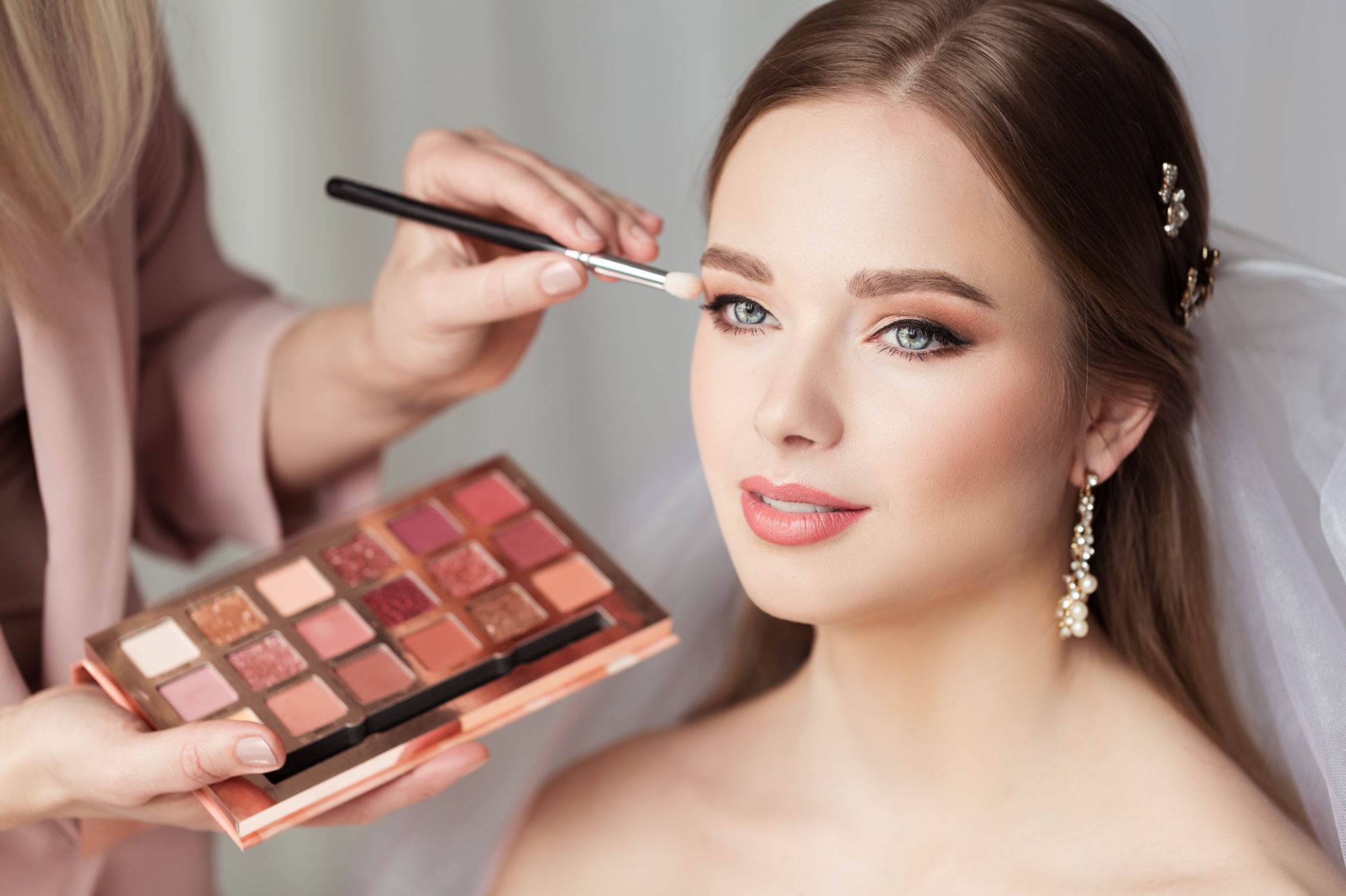 Wedding Eyeshadow Palette. Makeup Artist doing Bridal Make up applying Shadow. Beautiful Bride preparation. Wedding Salon Wedding Eyeshadow Palette. Makeup Artist doing Bridal Make up applying Shadow. Beautiful Bride preparation. Wedding Salon