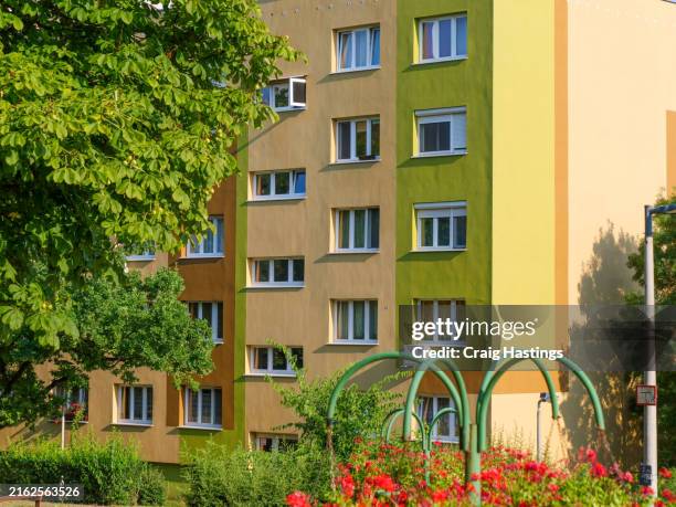 traditional examples of hungarian residential buildings, homes, apartments and living spaces in the heart of budapest hungary - cultura húngara fotografías e imágenes de stock