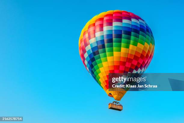 arcobaleno mongolfiera - mongolfiera foto e immagini stock