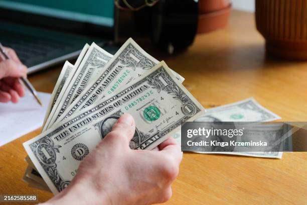 cost of living - billete de un dólar estadounidense fotografías e imágenes de stock