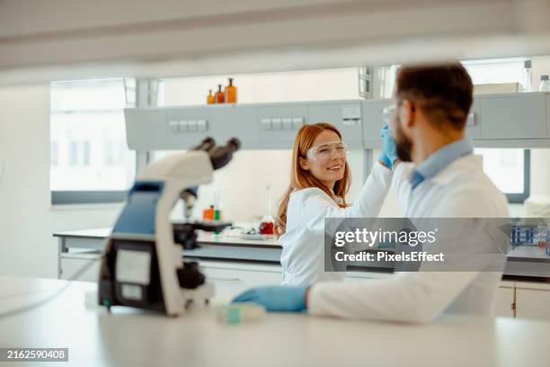 lavoro di squadra dello scienziato - ricerca scientifica foto e immagini stock