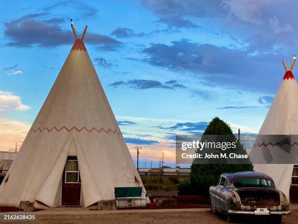 historic wigwam motel, holbrook, arizona (usa) - wigwam stockfoto's en -beelden