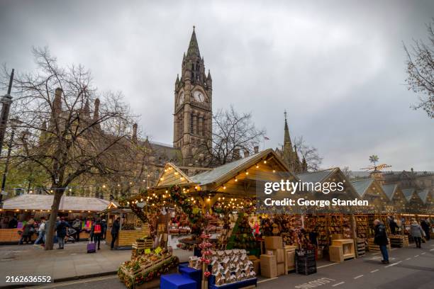manchester christmas market - manchester engeland stockfoto's en -beelden