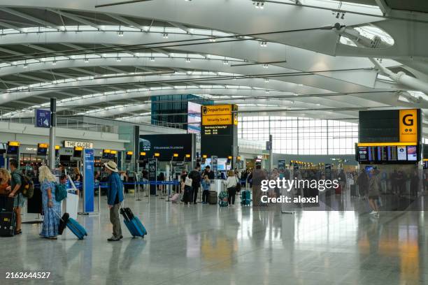 aeropuerto de londres-heathrow, terminal 5 de british airways - aduana edificio de transporte fotografías e imágenes de stock