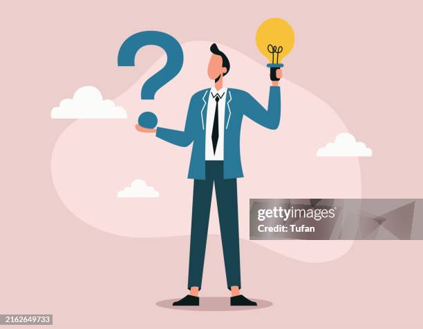illustrations, cliparts, dessins animés et icônes de illustration de questions et réponses, homme d’affaires tenant un point d’interrogation et une ampoule, concept de résolution de problèmes, solutions d’affaires, séance de questions-réponses, génération d’idées, stratégie d’entreprise, p - question et réponse