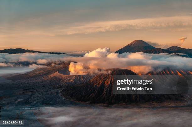 sonnenaufgang des vulkans mount bromo (mount bromo) im bromo tengger semeru nationalpark, ostjava, indonesien - aktiver vulkan stock-fotos und bilder