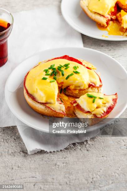 œufs bénédictine. oeufs bénédicte au bacon. œuf poché sur du pain. - sauce à base de crème photos et images de collection