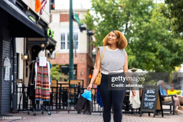 beautiful black woman shopping on the town square in texas - mckinney photos et images de collection