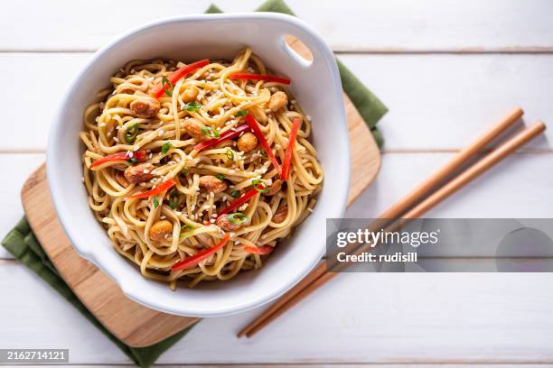 nouilles aux arachides au sésame - cuisine thaïlandaise photos et images de collection