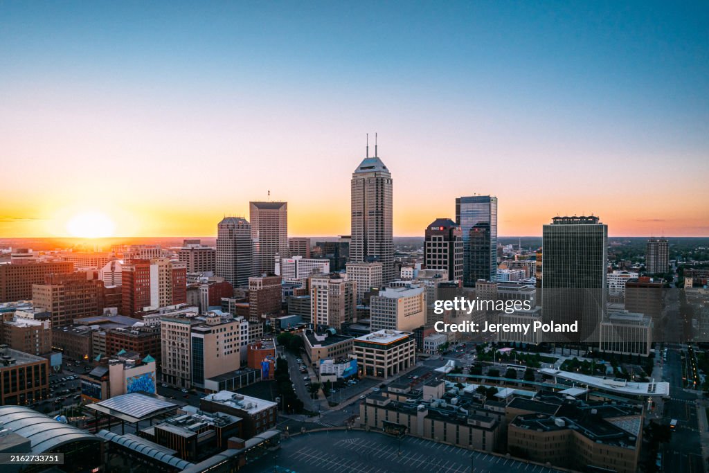 Sonnenuntergang hinter Indianapolis, Skyline von Indiana