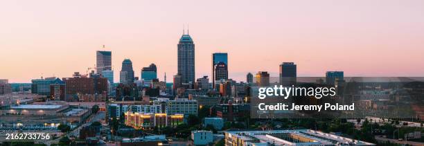 wide angle panoramic view of the indianapolis, indiana skyline at sunset - indianapolis stockfoto's en -beelden
