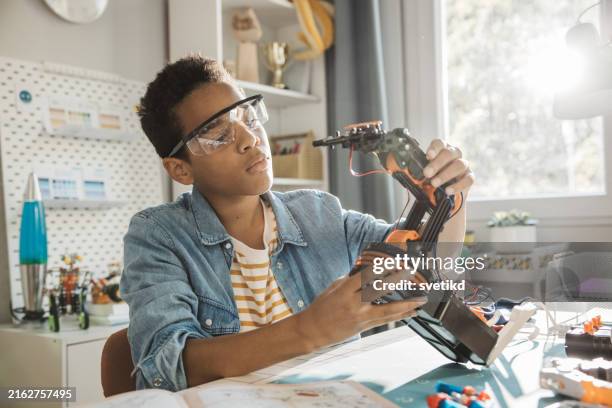 joven ingeniero - robótica fotografías e imágenes de stock