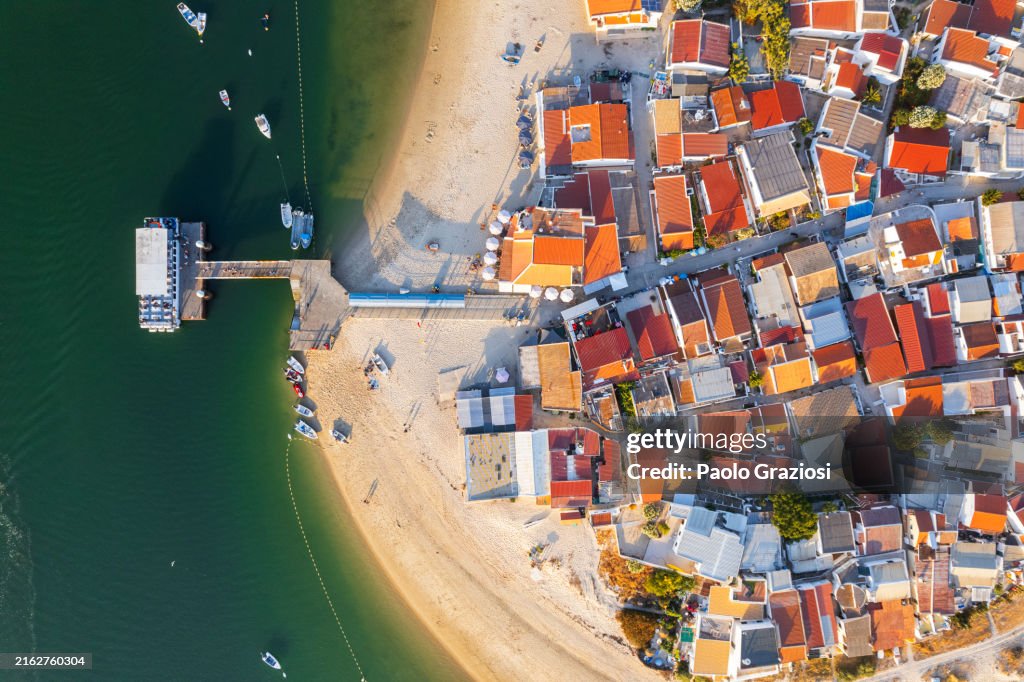 Vue de haut en bas du village d’Ilha de Armona, Portugal
