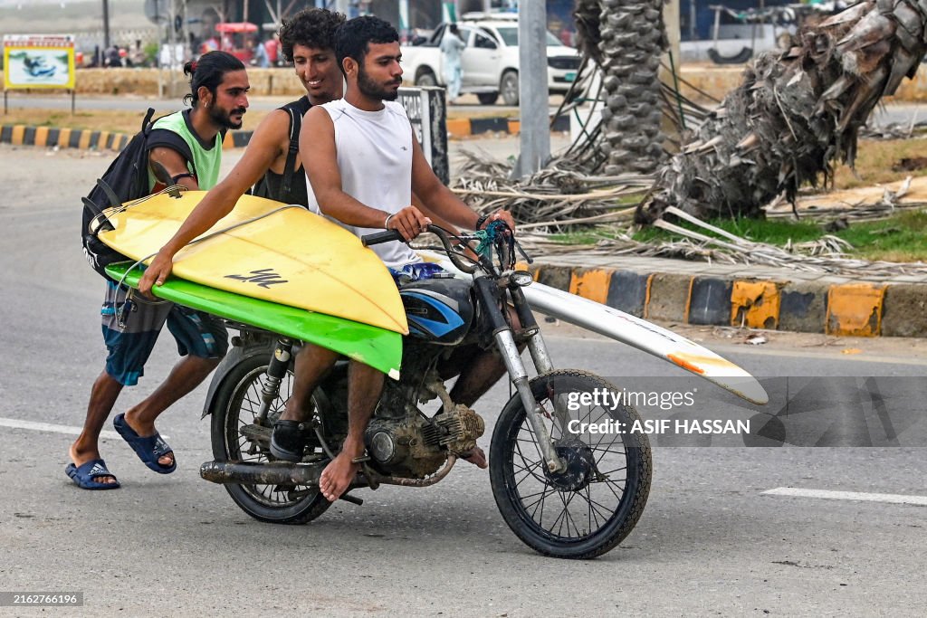PAKISTAN-SURFING