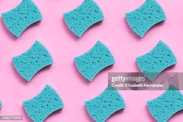 seamless pattern of blue cleaning sponges on pink background - spugna per le pulizie foto e immagini stock
