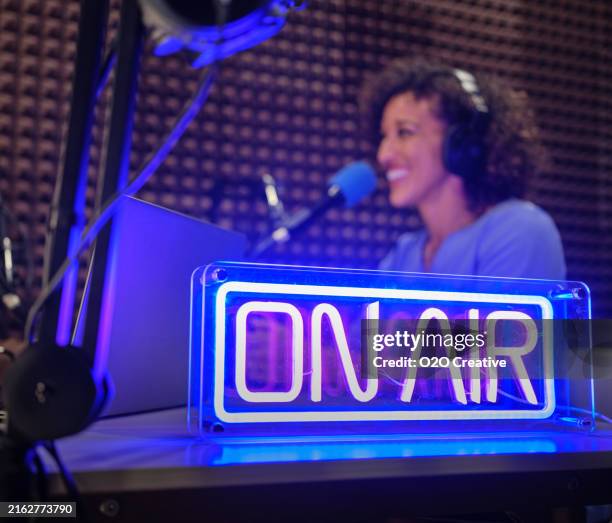 podcaster che registrano in studio - radio foto e immagini stock