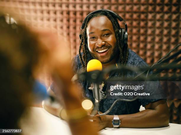podcasters recording in a studio - radiodifusión fotografías e imágenes de stock