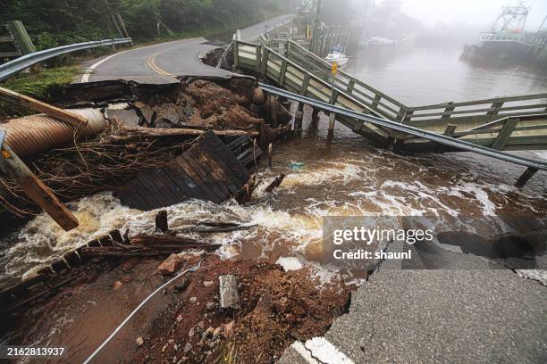 lavado de carreteras en un pueblo de pescadores - meteorología extrema fotografías e imágenes de stock