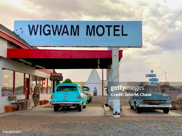 historic wigwam motel, holbrook, arizona (usa) - wigwam stockfoto's en -beelden