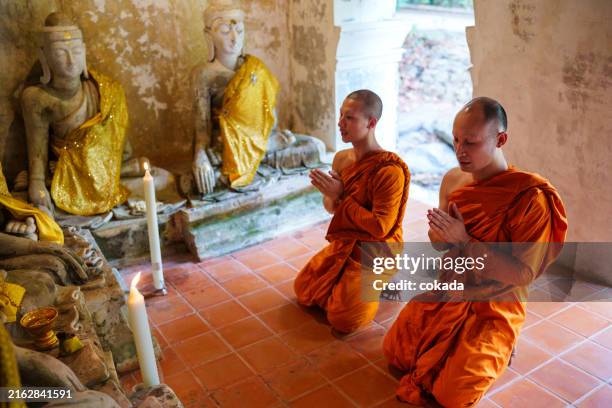buddhism thai monks praying inside the temple - buddhismus stock-fotos und bilder