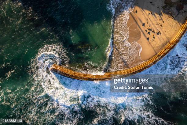 foto de dron de la marea real rompiendo contra la piscina infantil de la jolla, san diego, california, donde los leones marinos duermen la siesta - san diego fotografías e imágenes de stock
