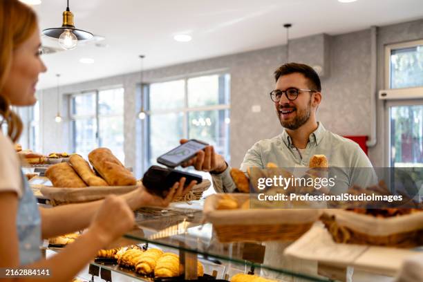 bakery embraces mobile payment technology - contactloze betaling stockfoto's en -beelden