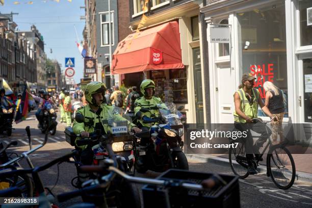 motorcycle police officer - ambulance nederland stockfoto's en -beelden