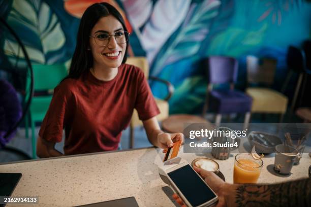 verifique meu café, por favor - comunicação por campo de proximidade - fotografias e filmes do acervo