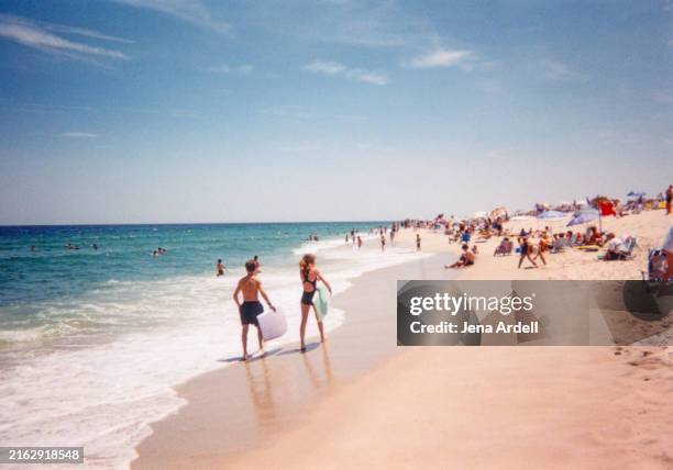 vintage beach crowd, 1990s summer vacation candid, young love - mg tc stock pictures, royalty-free photos & images