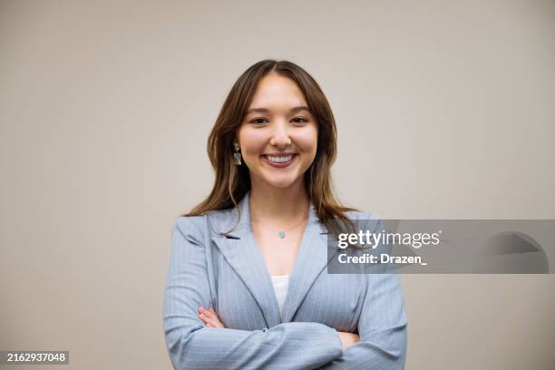 portrait en studio d’un homme d’affaires asiatique avec les bras croisés - tête composition photos et images de collection