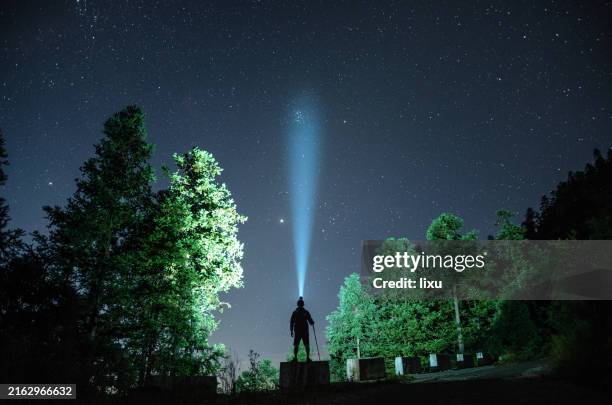 looking far into the starry sky - faisceau de projecteur photos et images de collection