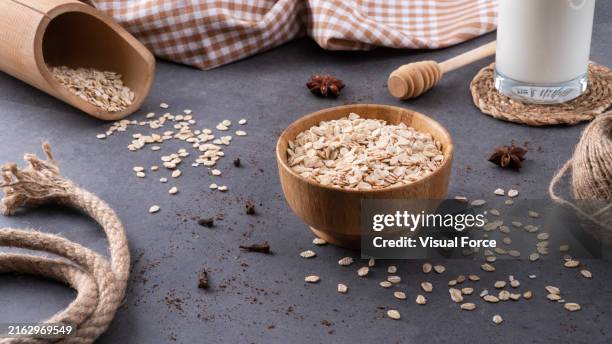 un bol de avena con leche, una buena fuente de proteínas y fibra para una dieta saludable.leche de avena vegana, leche alternativa no láctea en un vaso. leche alternativa vegana no láctea. leche de copos de avena. - harina de avena fotografías e imágenes de stock