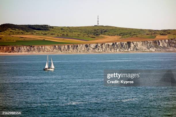 white cliffs of france - rocha sedimentar imagens e fotografias de stock