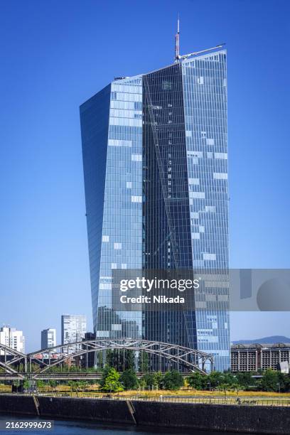 moderner wolkenkratzer in frankfurt an einem klaren sonnigen tag - europäische zentralbank stock-fotos und bilder