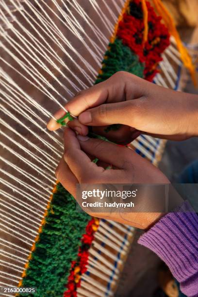 culture berbère jeune fille fabrication de tissus, ouarzazate maroc - tisser photos et images de collection