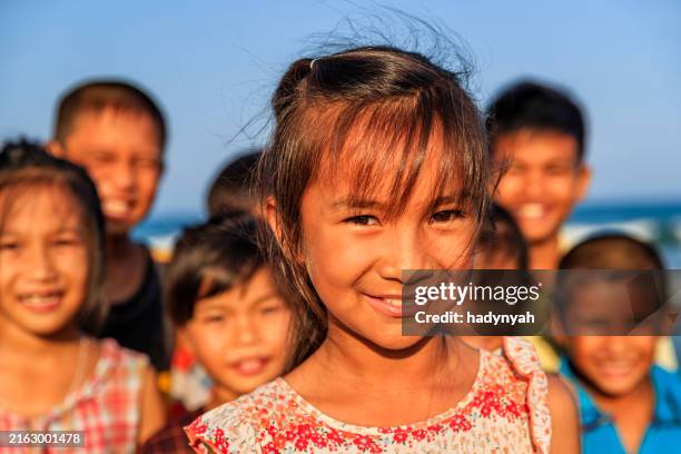 group of vietnamese children on the beach, vietnam - sydostasiatisk kultur bildbanksfoton och bilder