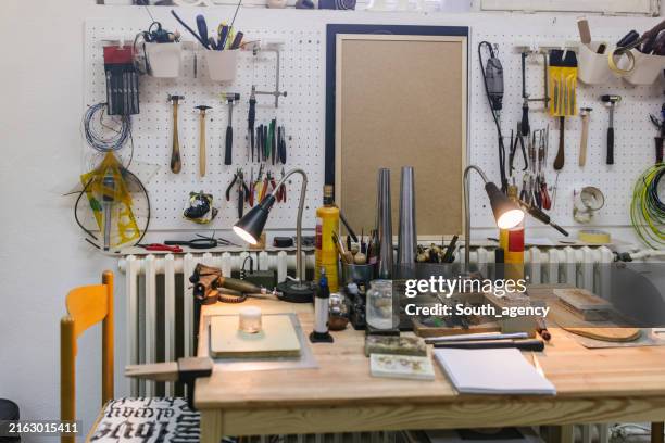mur de l’atelier rempli d’outils, soigneusement organisé et suspendu. - établi photos et images de collection