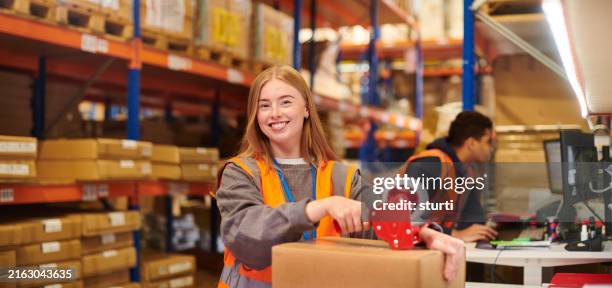 felice giovane magazziniere tirocinante - primo lavoro foto e immagini stock
