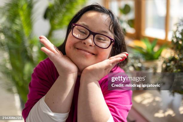 cute young woman - syndroom van down stockfoto's en -beelden
