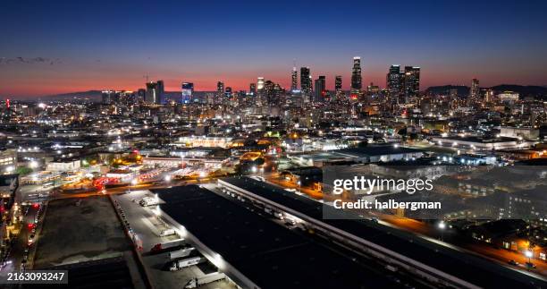 trucks parked at distribution warehouse in los angeles at night - aerial - industriegebied stockfoto's en -beelden