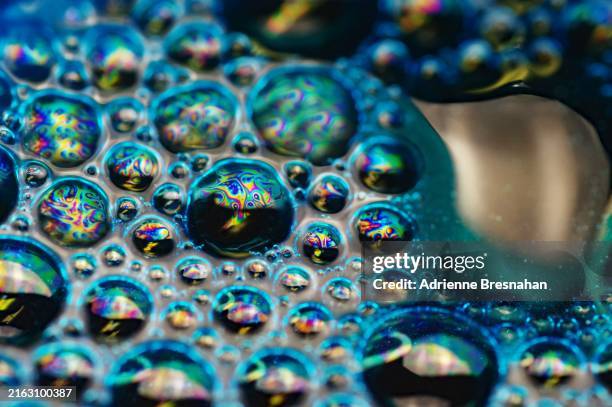 bubbling blue ooze - reaccion quimica fotografías e imágenes de stock