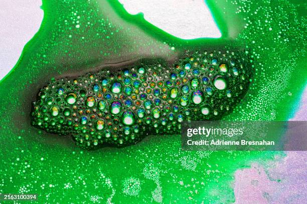 green bubbling slime - slijm stockfoto's en -beelden