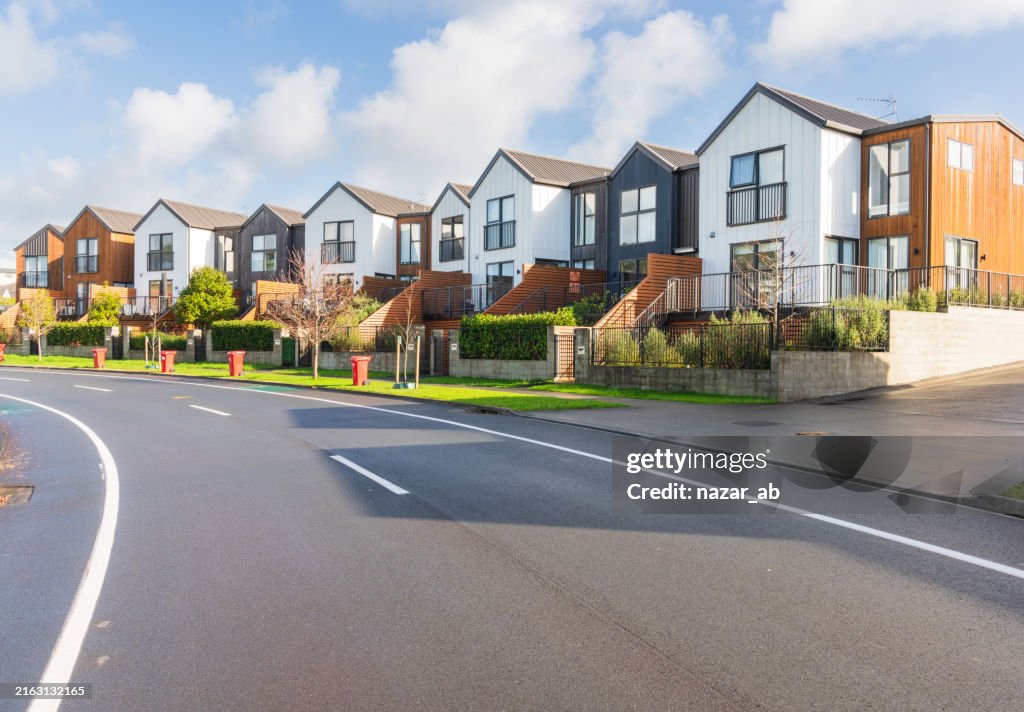Las casas se alinean con un distrito residencial junto a la carretera.