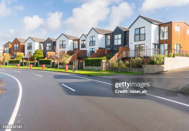 las casas se alinean con un distrito residencial junto a la carretera. - casa independiente fotografías e imágenes de stock